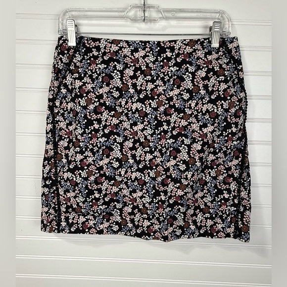 Loft Petites floral pencil skirt. Size 6 - Picture 1 of 5